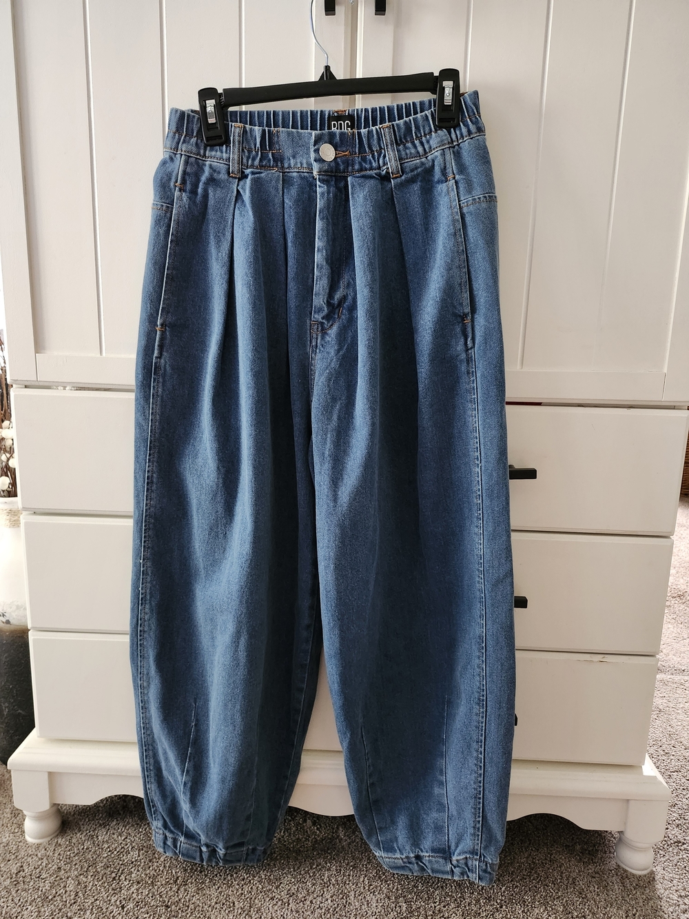BDG Relaxed Pleat Front Womens Jeans with Barrel Leg and Cuffed Bottom Sz S